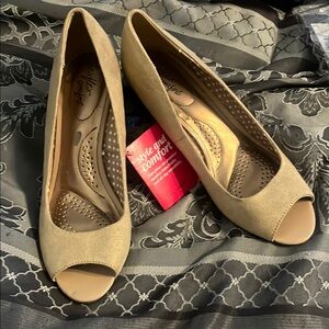 NWT Dexflex Comfort by Dexter Shoe Co. Tan Wedges with Peep-Toe Design